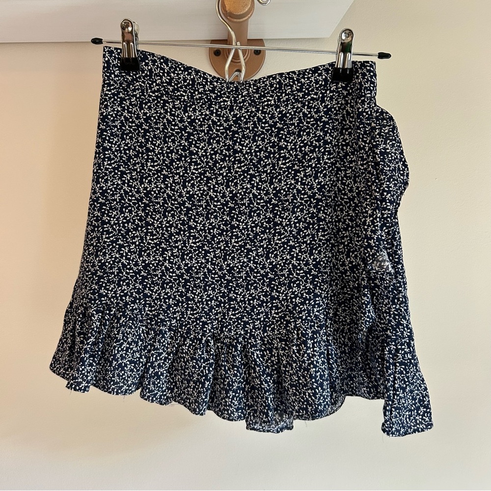 Reset navy and‎ white floral skirt small